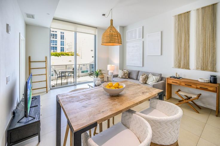 Miami Beach Miami BeachのBuilding Collins Avenue - miami-vacations-corporat - 1393255のアパートメントにある、モダンな家具を備えたエレガントなデザインのリビングルーム