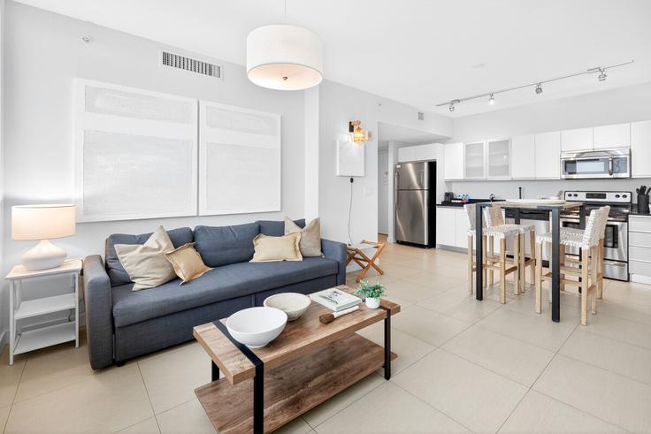 Miami Beach, Miami Beach에 위치한 Building Collins Avenue - miami-vacations-corporat - 1393253 유닛의 세련된 인테리어가 돋보이는 거실