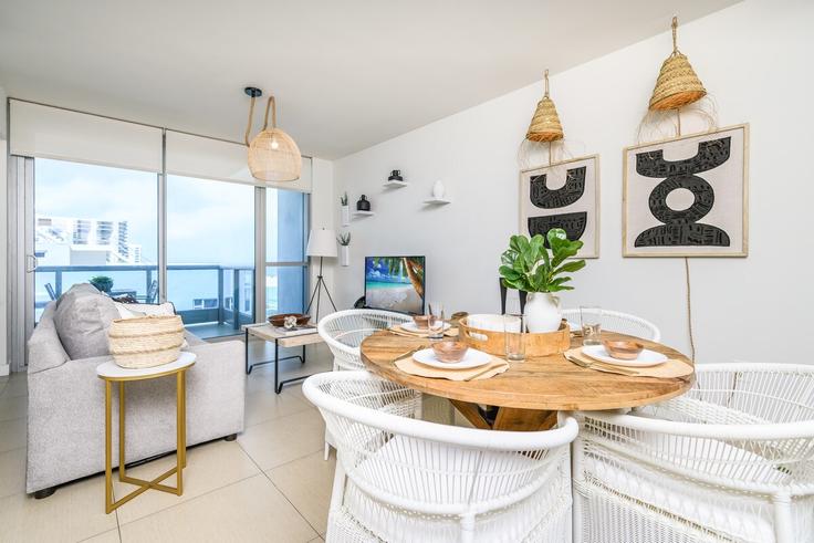 Miami Beach, Miami Beach에 위치한 Building Collins Avenue - miami-vacations-corporat - 1393256 유닛의 세련된 인테리어가 돋보이는 거실