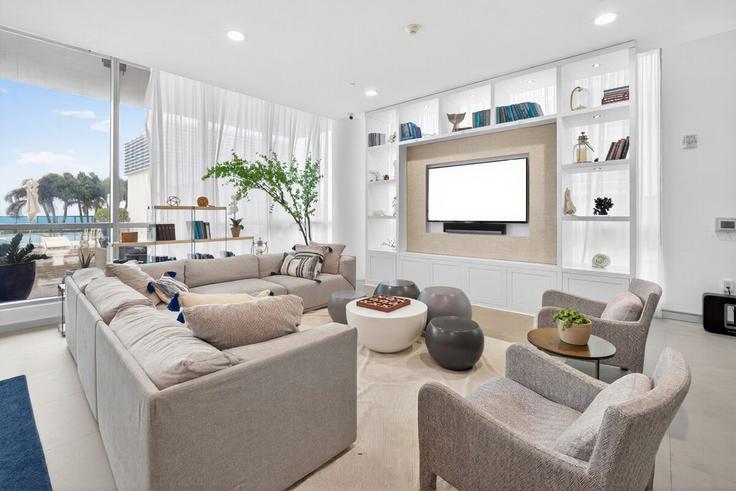 Miami Beach, Miami Beach에 위치한 Building Collins Avenue - miami-vacations-corporat - 1393260 유닛의 세련된 인테리어가 돋보이는 거실