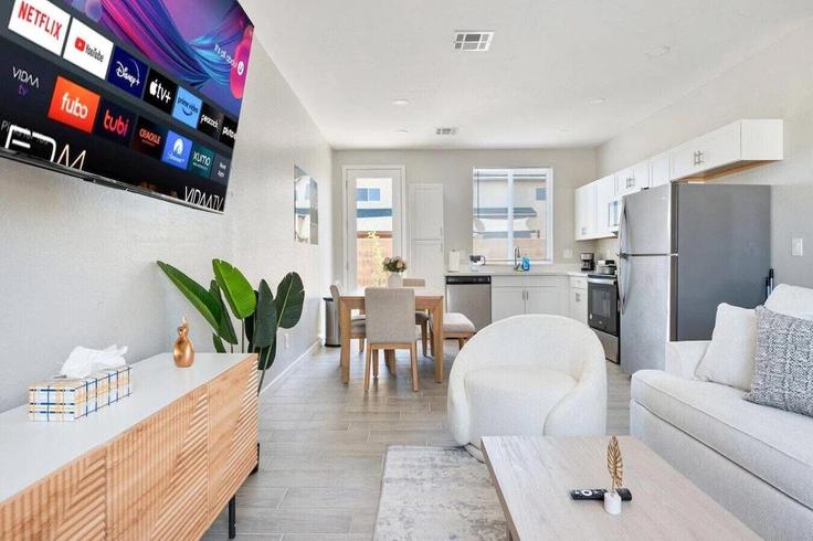 Glendale, Glendale에 위치한 Building North 67th Avenue - micasa-enteprises-llc - 1240441 유닛의 세련된 인테리어가 돋보이는 거실