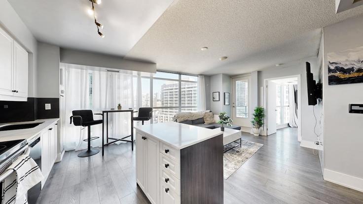 Old Toronto, Toronto에 위치한 Building Fort York Boulevard - micasa-enteprises-llc - 1496951 유닛의 세련된 인테리어가 돋보이는 거실 Old Toronto, Toronto에 위치한 Building Fort York Boulevard - micasa-enteprises-llc - 1496951 유닛의 세련된 인테리어가 돋보이는 거실