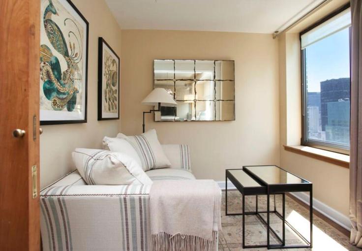 Elegant gestaltetes Wohnzimmer mit moderner Einrichtung in einer Wohnung im Building Central Park South - mighty-tree-properties - 1590567 in Manhattan, New York Elegant gestaltetes Wohnzimmer mit moderner Einrichtung in einer Wohnung im Building Central Park South - mighty-tree-properties - 1590567 in Manhattan, New York