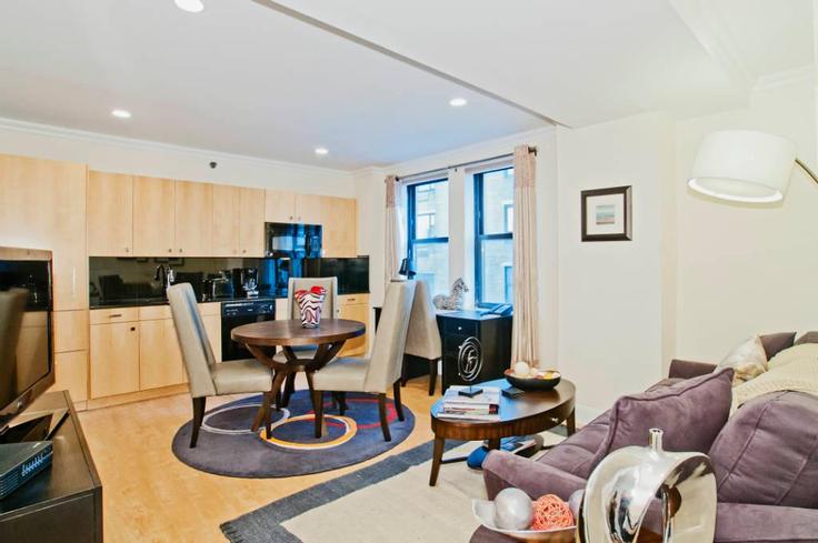 Elegant gestaltetes Wohnzimmer mit moderner Einrichtung in einer Wohnung im Building Central Park South - mighty-tree-properties - 1590570 in Manhattan, New York Elegant gestaltetes Wohnzimmer mit moderner Einrichtung in einer Wohnung im Building Central Park South - mighty-tree-properties - 1590570 in Manhattan, New York