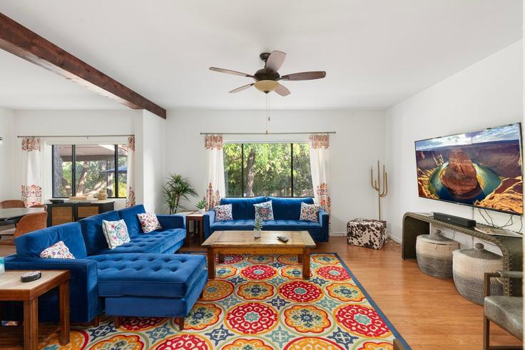 Salle de séjour élégante avec mobilier moderne dans un appartement à Building Caballo Drive - mighty-tree-properties - 1595872 à Sedona, Sedona Salle de séjour élégante avec mobilier moderne dans un appartement à Building Caballo Drive - mighty-tree-properties - 1595872 à Sedona, Sedona
