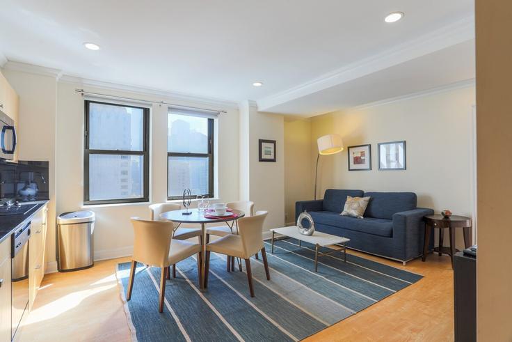 Building Central Park South - mighty-tree-properties - 1590570 adresindeki bir dairede modern mobilyalarla zarif bir şekilde tasarlanmış oturma odası Manhattan, New York