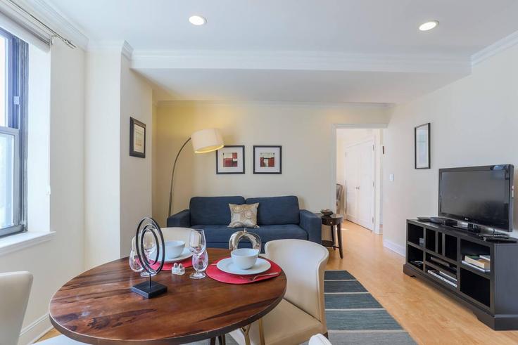 Elegante sala de estar con mobiliario moderno en un apartamento en Building West 57th Street - mightytree - 408760 - NYC en Manhattan, New York Elegante sala de estar con mobiliario moderno en un apartamento en Building West 57th Street - mightytree - 408760 - NYC en Manhattan, New York