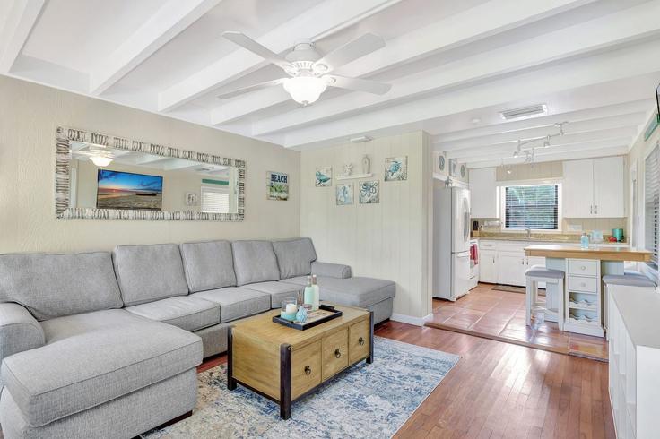 Naples NaplesのBuilding Michigan Avenue - mikezrentals - 1073515 - USAのアパートメントにある、モダンな家具を備えたエレガントなデザインのリビングルーム