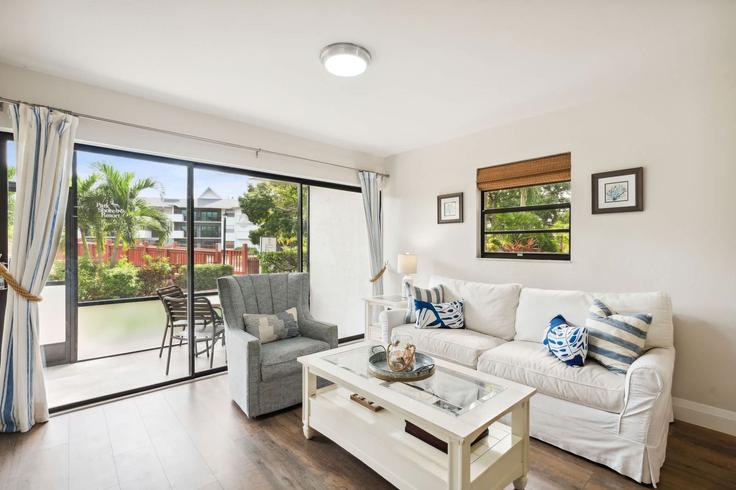 Sala de estar elegantemente projetada com móveis modernos em um apartamento no Building Neapolitan Way - mikezrentals - 1073539 - USA em Naples, Naples Sala de estar elegantemente projetada com móveis modernos em um apartamento no Building Neapolitan Way - mikezrentals - 1073539 - USA em Naples, Naples