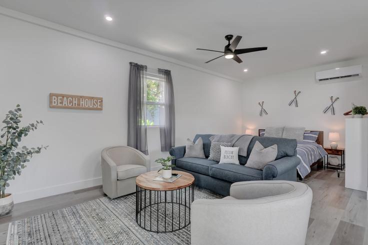 Building Shriver Avenue - mikezrentals - 1073508 adresindeki bir dairede modern mobilyalarla zarif bir şekilde tasarlanmış oturma odası Bonita Springs, Bonita Springs Building Shriver Avenue - mikezrentals - 1073508 adresindeki bir dairede modern mobilyalarla zarif bir şekilde tasarlanmış oturma odası Bonita Springs, Bonita Springs