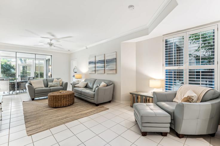 Salle de séjour élégante avec mobilier moderne dans un appartement à Building Lakemont Cove Lane - mikezrentals - 1049712 à Bonita Springs, Bonita Springs Salle de séjour élégante avec mobilier moderne dans un appartement à Building Lakemont Cove Lane - mikezrentals - 1049712 à Bonita Springs, Bonita Springs