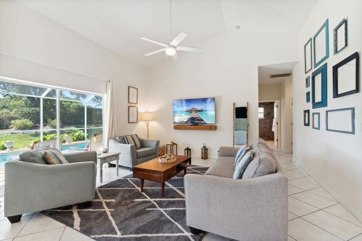 Salle de séjour élégante avec mobilier moderne dans un appartement à Building Belmont Court - mikezrentals - 1073497 - USA à Lely Resort, Lely Resort Salle de séjour élégante avec mobilier moderne dans un appartement à Building Belmont Court - mikezrentals - 1073497 - USA à Lely Resort, Lely Resort