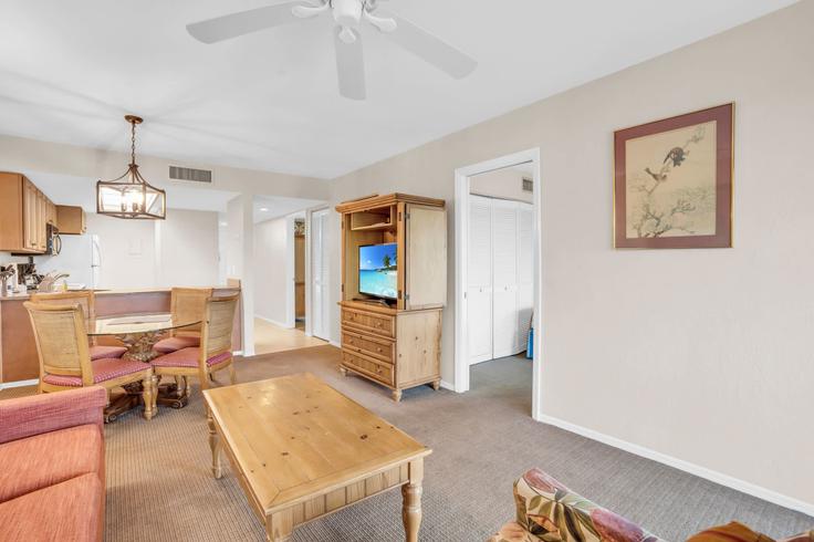 Building Neapolitan Way - mikezrentals - 1073546 adresindeki bir dairede modern mobilyalarla zarif bir şekilde tasarlanmış oturma odası Naples, Naples Building Neapolitan Way - mikezrentals - 1073546 adresindeki bir dairede modern mobilyalarla zarif bir şekilde tasarlanmış oturma odası Naples, Naples