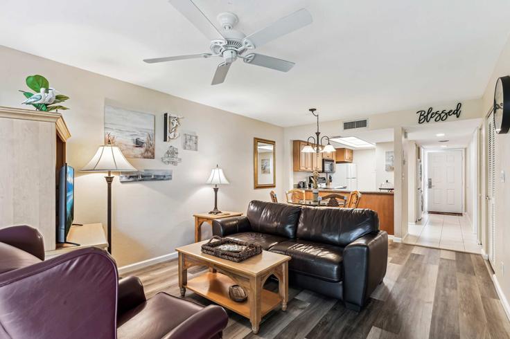 Naples NaplesのBuilding Neapolitan Way - mikezrentals - 1073545のアパートメントにある、モダンな家具を備えたエレガントなデザインのリビングルーム