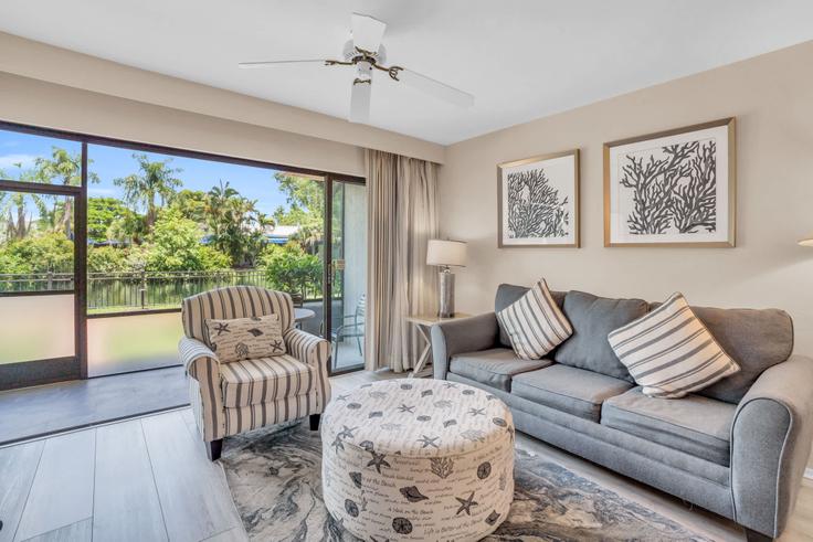 Elegante sala de estar con mobiliario moderno en un apartamento en Building Neapolitan Way - mikezrentals - 1073533 en Naples, Naples Elegante sala de estar con mobiliario moderno en un apartamento en Building Neapolitan Way - mikezrentals - 1073533 en Naples, Naples