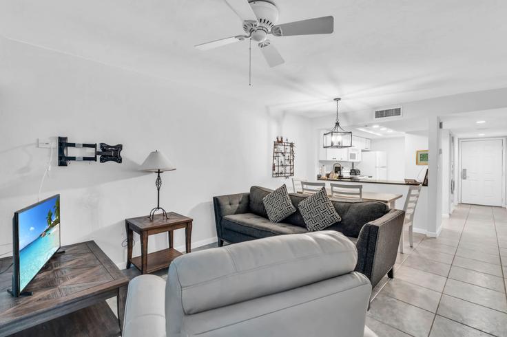 Elegant gestaltetes Wohnzimmer mit moderner Einrichtung in einer Wohnung im Building Neapolitan Way - mikezrentals - 1073530 in Naples, Naples Elegant gestaltetes Wohnzimmer mit moderner Einrichtung in einer Wohnung im Building Neapolitan Way - mikezrentals - 1073530 in Naples, Naples
