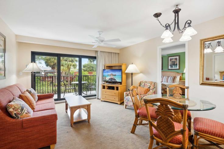 Elegant gestaltetes Wohnzimmer mit moderner Einrichtung in einer Wohnung im Building Neapolitan Way - mikezrentals - 1073525 in Naples, Naples Elegant gestaltetes Wohnzimmer mit moderner Einrichtung in einer Wohnung im Building Neapolitan Way - mikezrentals - 1073525 in Naples, Naples