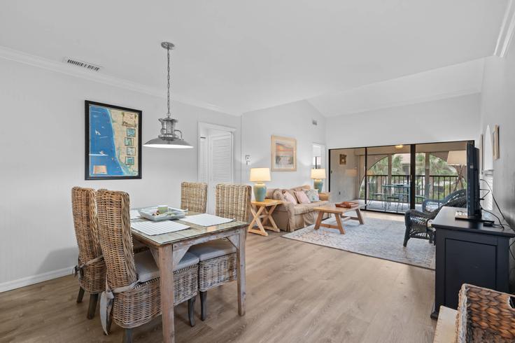 Naples NaplesのBuilding 10th Street North - mikezrentals - 1054333のアパートにある、ダイニングテーブルとスタイリッシュな椅子 Naples NaplesのBuilding 10th Street North - mikezrentals - 1054333のアパートにある、ダイニングテーブルとスタイリッシュな椅子