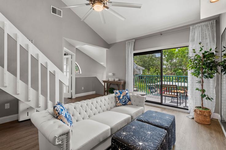 Pine Ridge Pine RidgeのBuilding Emerald Woods Drive - mikezrentals - 1075811 - USAのアパートメントにある、モダンな家具を備えたエレガントなデザインのリビングルーム Pine Ridge Pine RidgeのBuilding Emerald Woods Drive - mikezrentals - 1075811 - USAのアパートメントにある、モダンな家具を備えたエレガントなデザインのリビングルーム