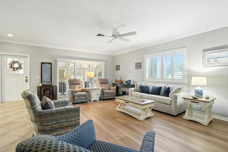 Bonita Springs Bonita SpringsのBuilding Hacienda East Boulevard - mikezrentals - 1256822 - USAのアパートメントにある、モダンな家具を備えたエレガントなデザインのリビングルーム