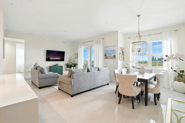 Salle de séjour élégante avec mobilier moderne dans un appartement à Building Beachcomber Avenue - mikezrentals - 1264830 - USA à Iona, Iona