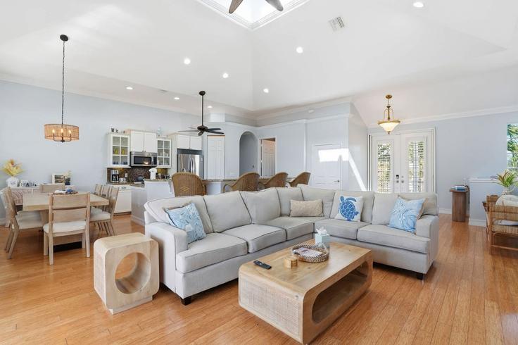 Sala de estar elegantemente projetada com móveis modernos em um apartamento no Building Pine Tree Drive - mikezrentals - 1364127 em Bonita Springs, Bonita Springs