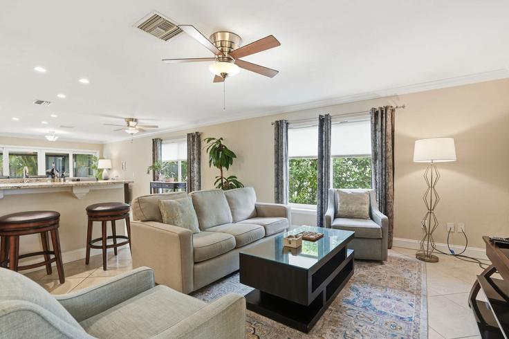 Elegant gestaltetes Wohnzimmer mit moderner Einrichtung in einer Wohnung im Building 100th Avenue North - mikezrentals - 1404250 in Naples Park, Naples Park