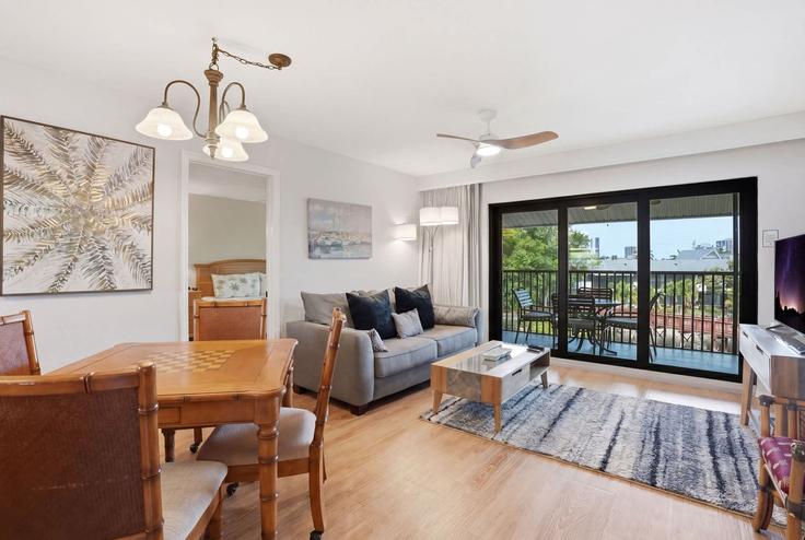 Salle de séjour élégante avec mobilier moderne dans un appartement à Building Neapolitan Way - mikezrentals - 1073562 à Naples, Naples