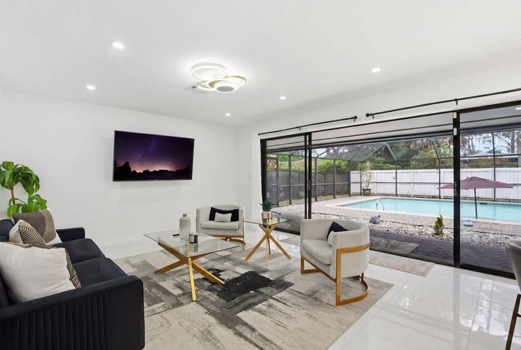 Salle de séjour élégante avec mobilier moderne dans un appartement à Building Erie Drive - mikezrentals - 1355591 à Naples, Naples