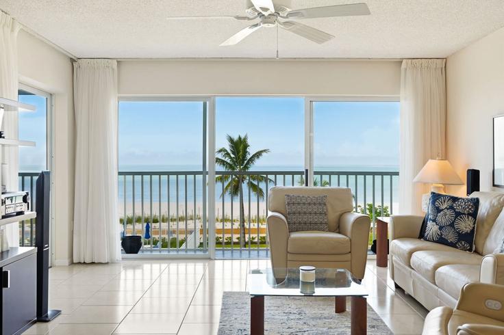 Bonita Springs, Bonita Springs에 위치한 Building Hickory Boulevard - mikezrentals - 1626402 유닛의 세련된 인테리어가 돋보이는 거실 Bonita Springs, Bonita Springs에 위치한 Building Hickory Boulevard - mikezrentals - 1626402 유닛의 세련된 인테리어가 돋보이는 거실