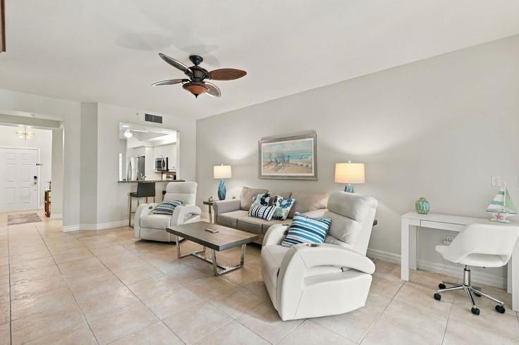 Elegant gestaltetes Wohnzimmer mit moderner Einrichtung in einer Wohnung im Building Bayfront Place - mikezrentals - 1638014 in Naples, Naples Elegant gestaltetes Wohnzimmer mit moderner Einrichtung in einer Wohnung im Building Bayfront Place - mikezrentals - 1638014 in Naples, Naples
