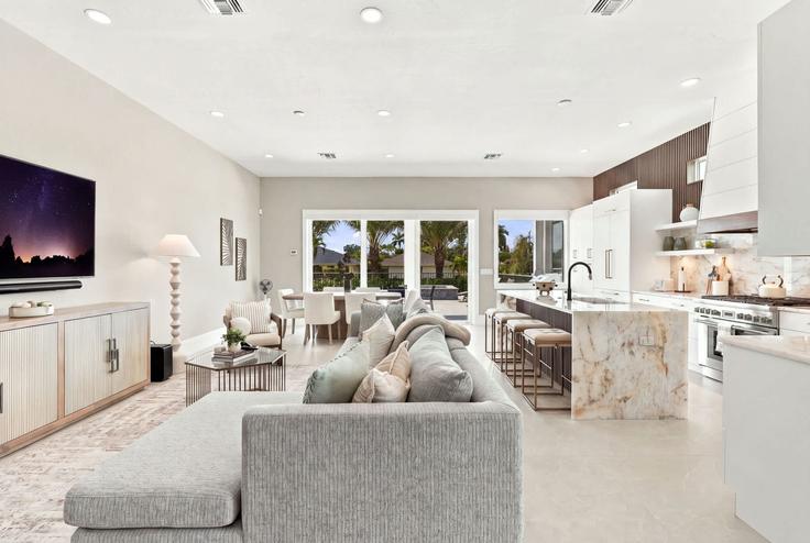 Naples Park Naples ParkのBuilding 6th Street North - mikezrentals - 1638628のアパートメントにある、モダンな家具を備えたエレガントなデザインのリビングルーム Naples Park Naples ParkのBuilding 6th Street North - mikezrentals - 1638628のアパートメントにある、モダンな家具を備えたエレガントなデザインのリビングルーム