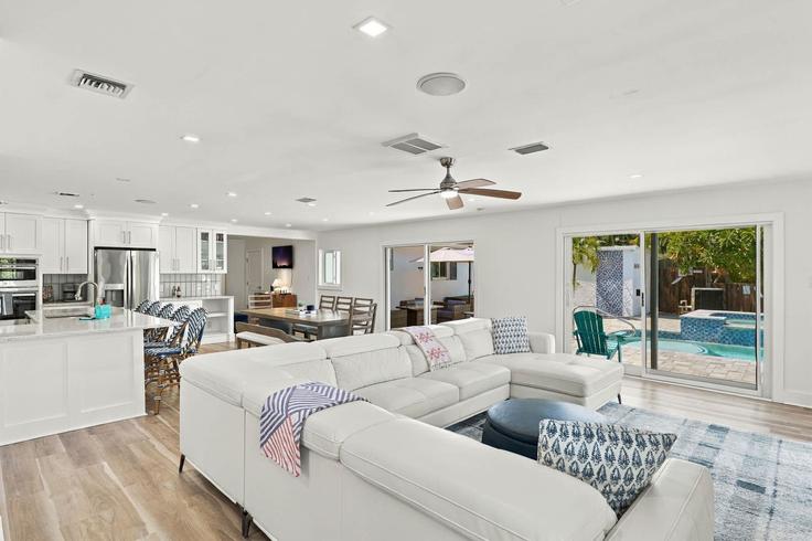Sala de estar elegantemente projetada com móveis modernos em um apartamento no Building 2nd Street - mikezrentals - 1643022 em Bonita Springs, Bonita Springs Sala de estar elegantemente projetada com móveis modernos em um apartamento no Building 2nd Street - mikezrentals - 1643022 em Bonita Springs, Bonita Springs