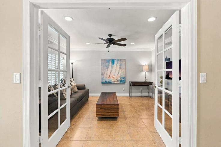 Naples Park, Naples Park에 위치한 Building 94th Avenue North - mikezrentals - 1696196 유닛의 세련된 인테리어가 돋보이는 거실 Naples Park, Naples Park에 위치한 Building 94th Avenue North - mikezrentals - 1696196 유닛의 세련된 인테리어가 돋보이는 거실