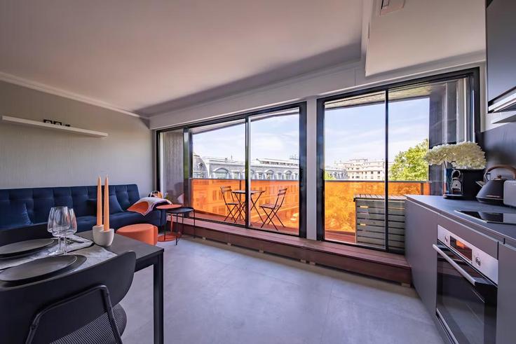 Sala de estar elegantemente projetada com móveis modernos em um apartamento no Building Rue de Sèvres - milalelo - 1363843 em 6th arrondissement, Paris
