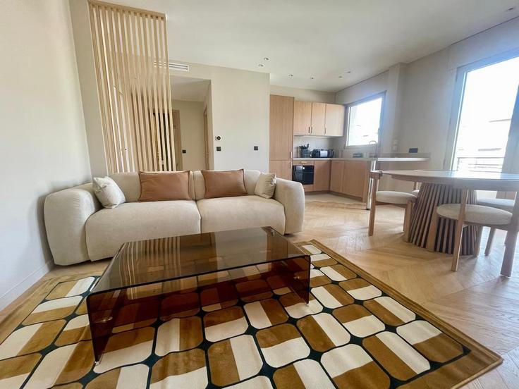 Sala de estar elegantemente projetada com móveis modernos em um apartamento no Building Rue Pierret - milalelo - 1363841 em Neuilly-sur-Seine, Neuilly-sur-Seine