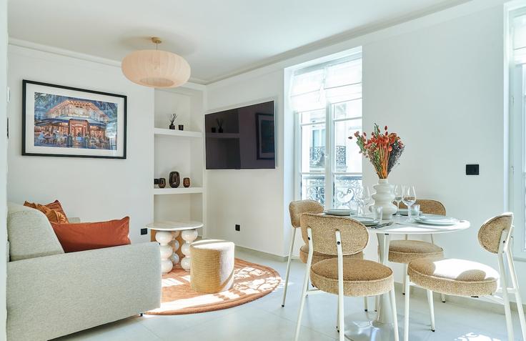 Salle de séjour élégante avec mobilier moderne dans un appartement à Building Rue Bonaparte - milalelo - 1520126 à 6th arrondissement, Paris