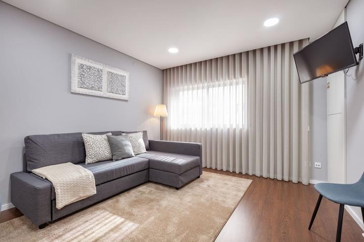 Sala de estar elegantemente projetada com móveis modernos em um apartamento no Building Avenida da Liberdade - minhos-guest - 1329111 em Braga, Braga Sala de estar elegantemente projetada com móveis modernos em um apartamento no Building Avenida da Liberdade - minhos-guest - 1329111 em Braga, Braga