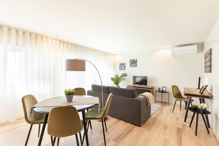 Salle de séjour élégante avec mobilier moderne dans un appartement à Building Rua Gabriel Pereira de Castro - minhos-guest - 1329114 à São Vicente, Braga