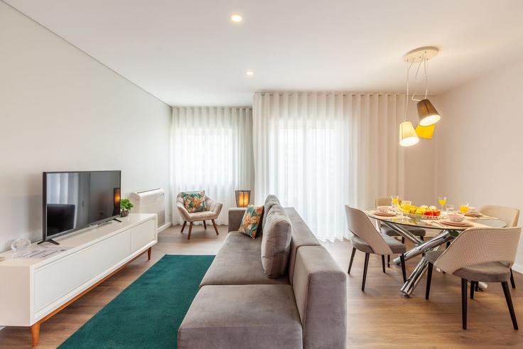 Sala de estar elegantemente projetada com móveis modernos em um apartamento no Building Rua de Diu - minhos-guest - 1329144 em Braga, Braga Sala de estar elegantemente projetada com móveis modernos em um apartamento no Building Rua de Diu - minhos-guest - 1329144 em Braga, Braga