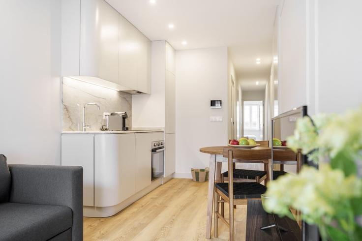 Salle de séjour élégante avec mobilier moderne dans un appartement à Building Rua Doutor Domingos Soares - minhos-guest - 1329135 à São Vicente, Braga