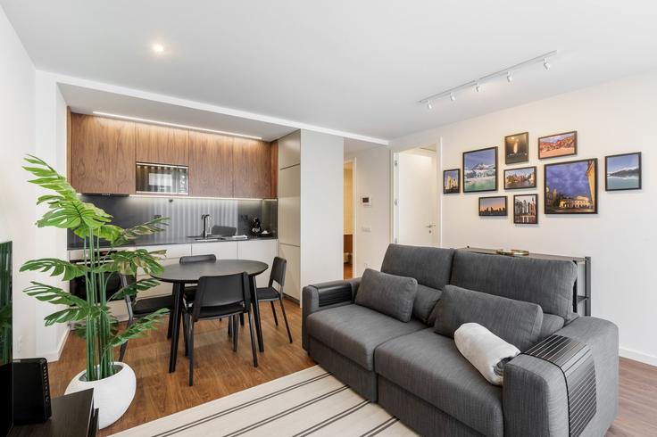 Salle de séjour élégante avec mobilier moderne dans un appartement à Building Rua Andrade Corvo - minhos-guest - 1329140 à União das freguesias de Braga (Maximinos, Sé e Cividade), Braga Salle de séjour élégante avec mobilier moderne dans un appartement à Building Rua Andrade Corvo - minhos-guest - 1329140 à União das freguesias de Braga (Maximinos, Sé e Cividade), Braga