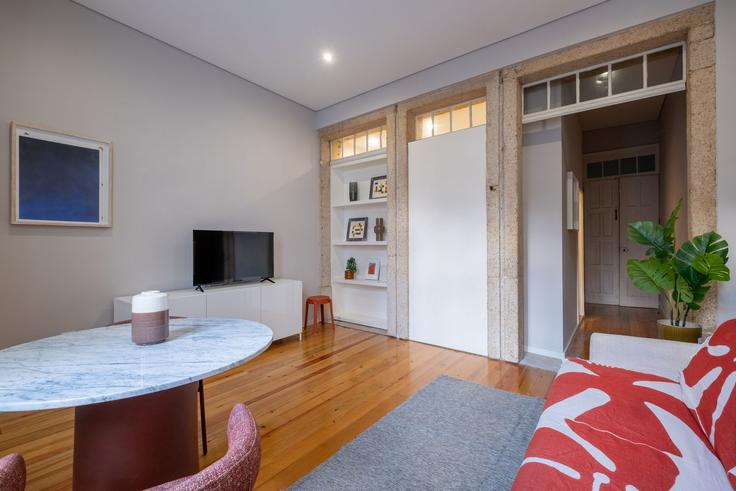 Salle de séjour élégante avec mobilier moderne dans un appartement à Building Rua Cruz de Pedra - minhos-guest - 1357108 à União das freguesias de Braga (Maximinos, Sé e Cividade), Braga
