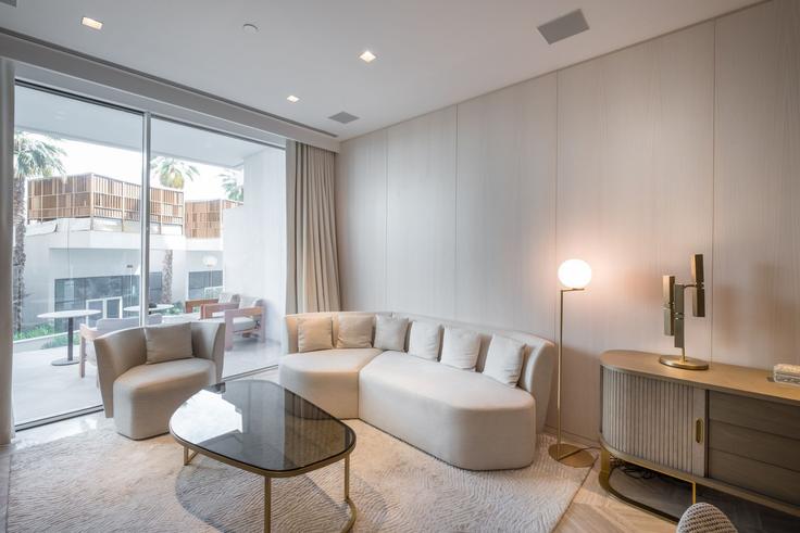 The Palm Jumeirah, Dubai에 위치한 Building Palm Jumeirah Rd - mint-stay-homes-rental-llc - 1296373 - DXB 아파트의 세련된 인테리어가 돋보이는 거실 The Palm Jumeirah, Dubai에 위치한 Building Palm Jumeirah Rd - mint-stay-homes-rental-llc - 1296373 - DXB 아파트의 세련된 인테리어가 돋보이는 거실