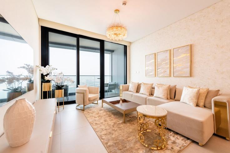 Sala de estar elegantemente projetada com móveis modernos em um apartamento no Building Al Mamsha Street - mint-stay-homes-rental-llc - 1296378 - DXB em Dubai Marina, Dubai
