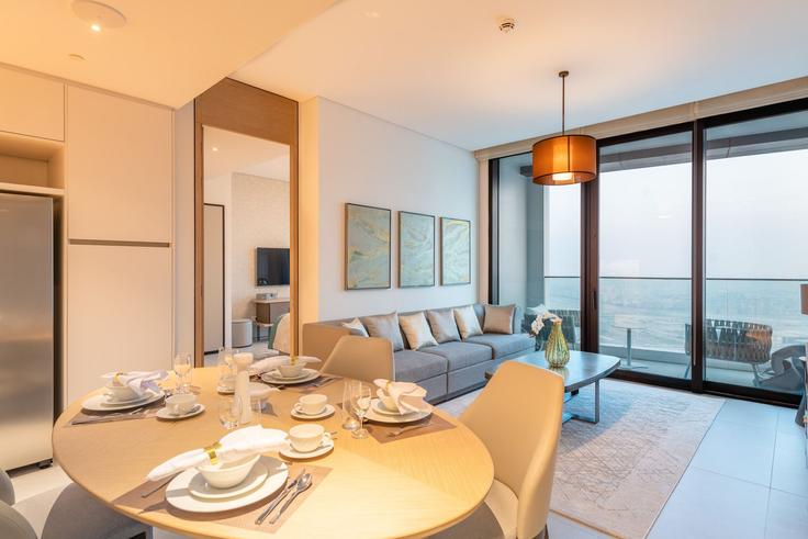 Dubai Marina, Dubai에 위치한 Building Al Mamsha Street - mint-stay-homes-rental-llc - 1296355 - DXB 아파트의 세련된 인테리어가 돋보이는 거실 Dubai Marina, Dubai에 위치한 Building Al Mamsha Street - mint-stay-homes-rental-llc - 1296355 - DXB 아파트의 세련된 인테리어가 돋보이는 거실