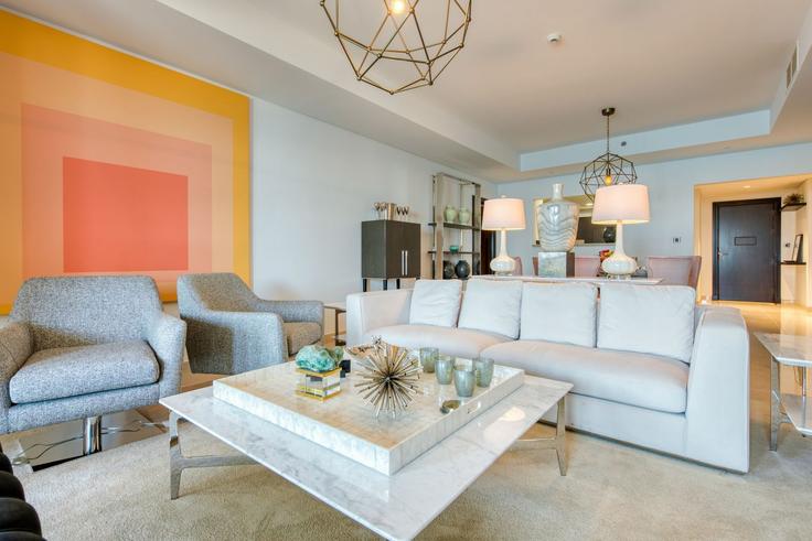 The Palm Jumeirah, Dubai에 위치한 Building Crescent Road - mint-stay-homes-rental-llc - 1296356 - DXB 아파트의 세련된 인테리어가 돋보이는 거실 The Palm Jumeirah, Dubai에 위치한 Building Crescent Road - mint-stay-homes-rental-llc - 1296356 - DXB 아파트의 세련된 인테리어가 돋보이는 거실