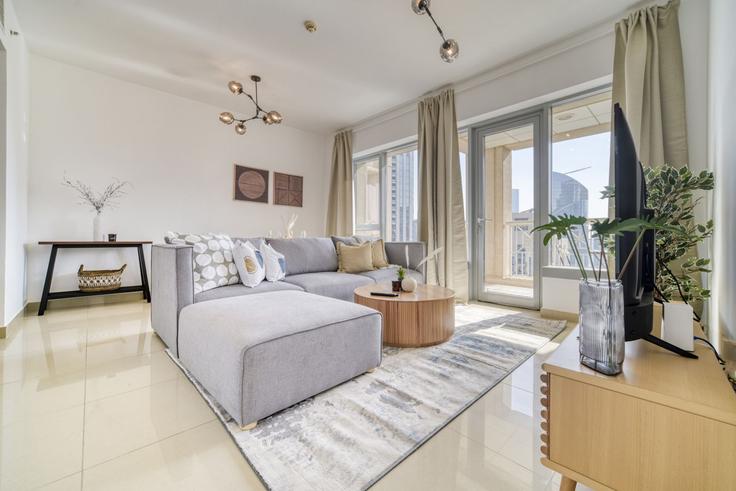 Elegant gestaltetes Wohnzimmer mit moderner Einrichtung in einer Wohnung im Building Tariaq Bedon Esm - mint-stay-homes-rental-llc - 1296375 - DXB in Downtown Dubai, Dubai