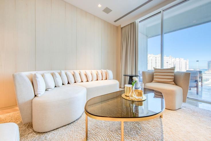 The Palm Jumeirah, Dubai에 위치한 Building Palm Jumeirah Rd - mint-stay-homes-rental-llc - 1296385 - DXB 아파트의 세련된 인테리어가 돋보이는 거실 The Palm Jumeirah, Dubai에 위치한 Building Palm Jumeirah Rd - mint-stay-homes-rental-llc - 1296385 - DXB 아파트의 세련된 인테리어가 돋보이는 거실