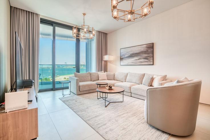 Dubai Marina, Dubai에 위치한 Building The Walk - mint-stay-homes-rental-llc - 1296432 - DXB 아파트의 세련된 인테리어가 돋보이는 거실
